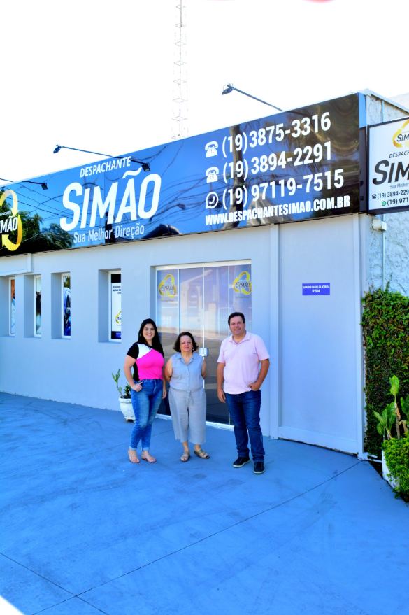 Fachada do Despachante Simão com a equipe