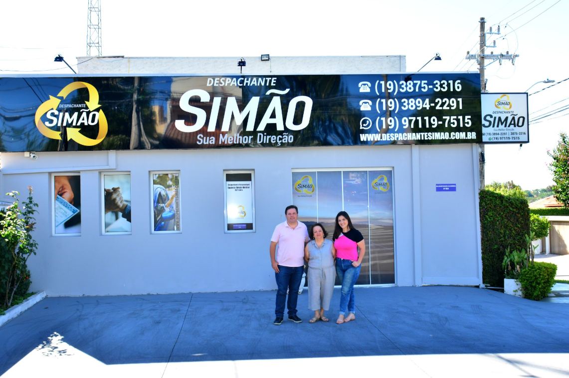 Equipe do Despachante Simão em frente ao escritório na Rua Padre Manoel da Nóbrega